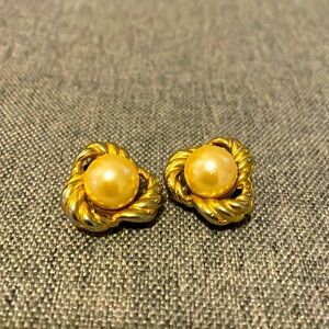 Oscar de la renta clip on pearl earrings